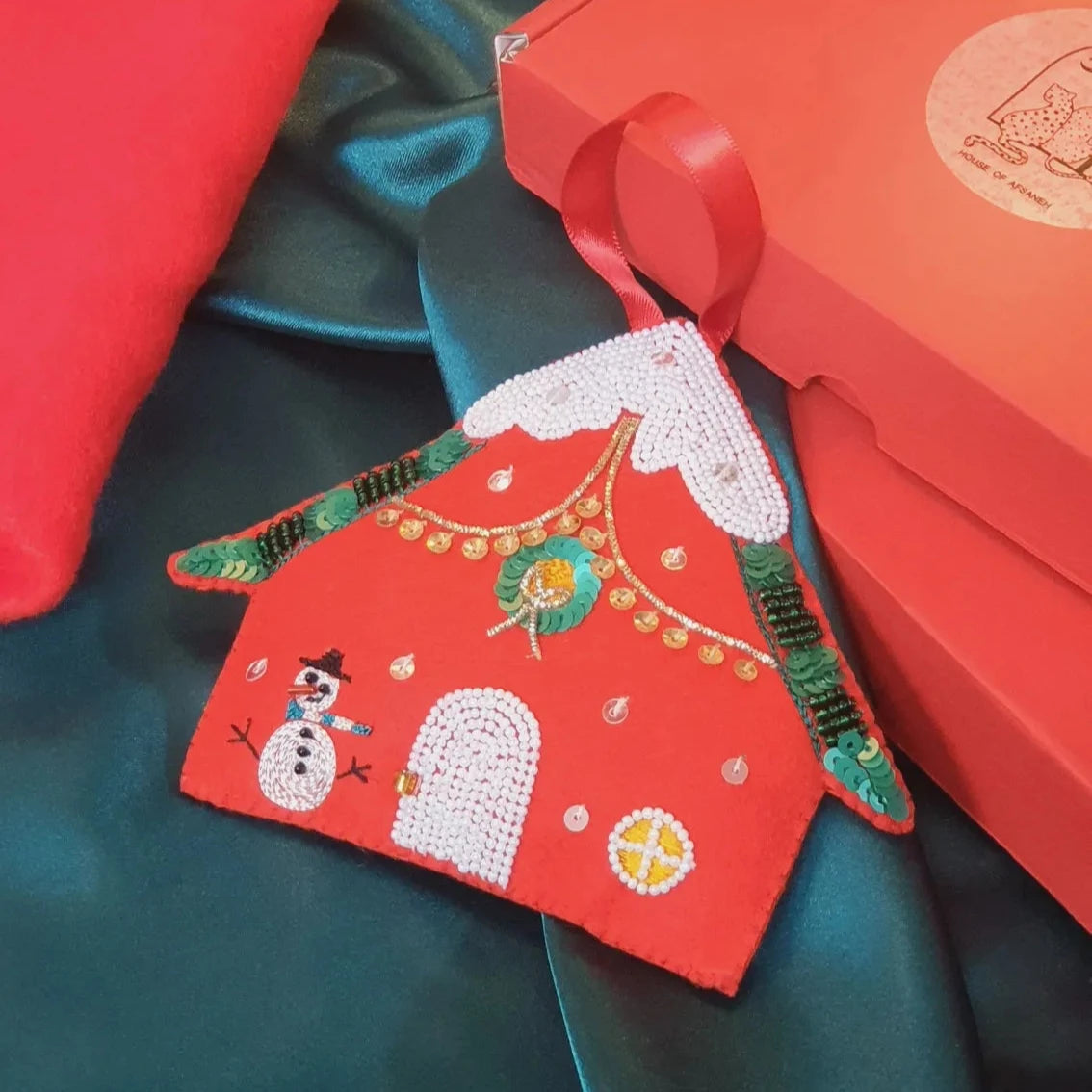 SNOWMAN'S CHRISTMAS CABIN